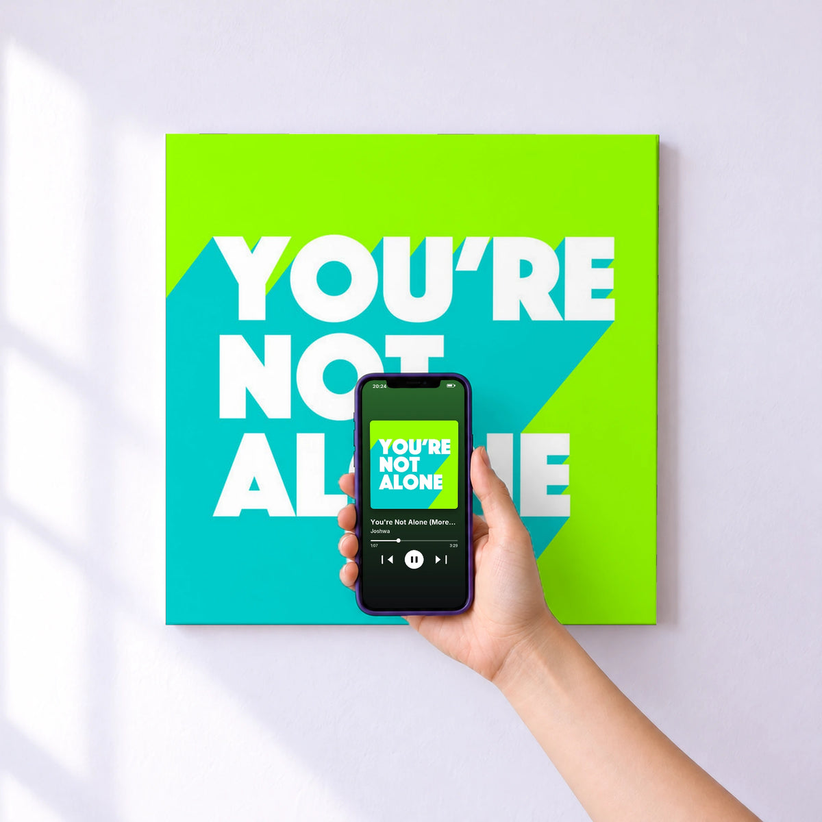 Affiche connectée You're Not Alone (Moreno Pezzolato Remix) de Joshwa au mur : l'album se lance en approchant le téléphone