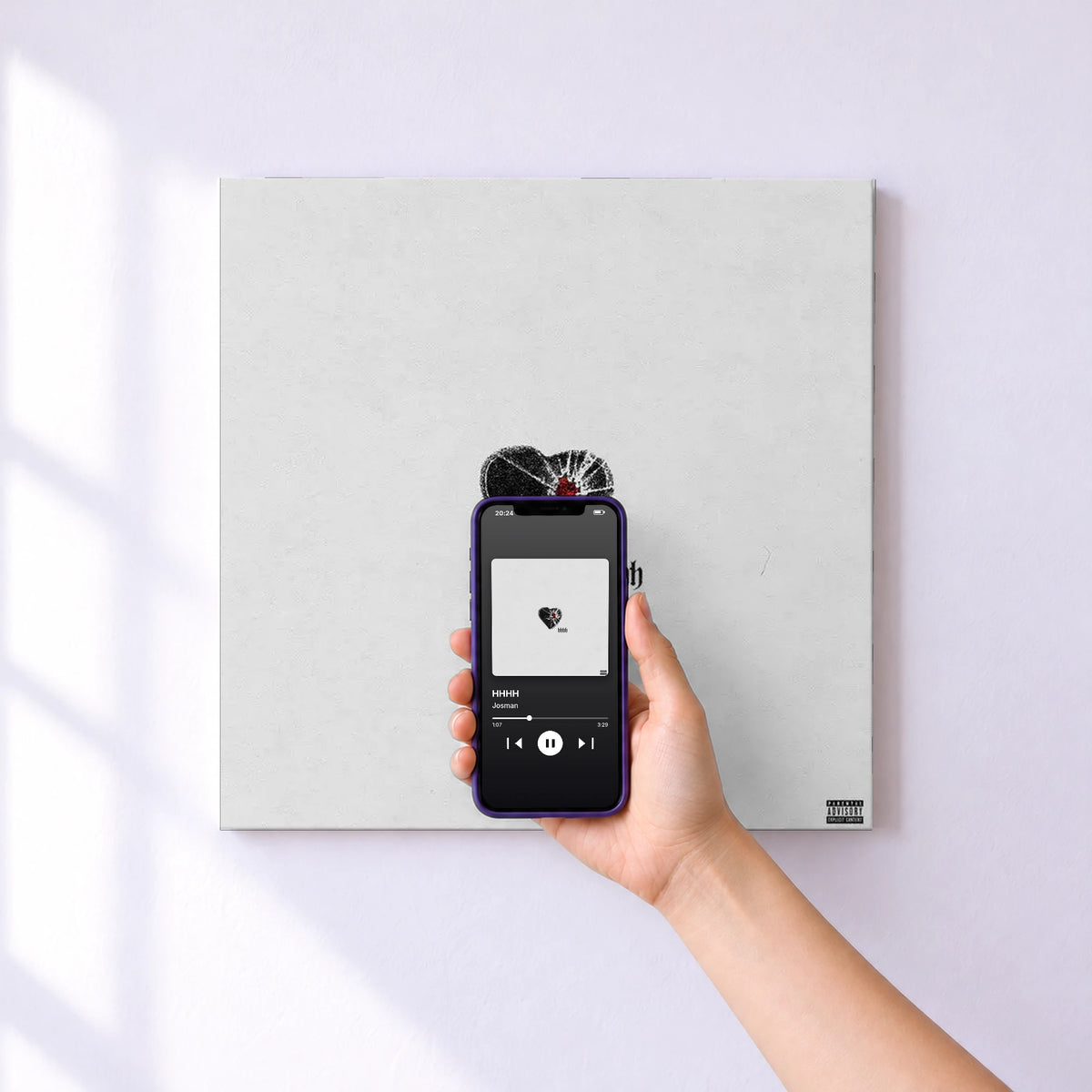 Affiche connectée HHHH de Josman au mur : l'album se lance en approchant le téléphone