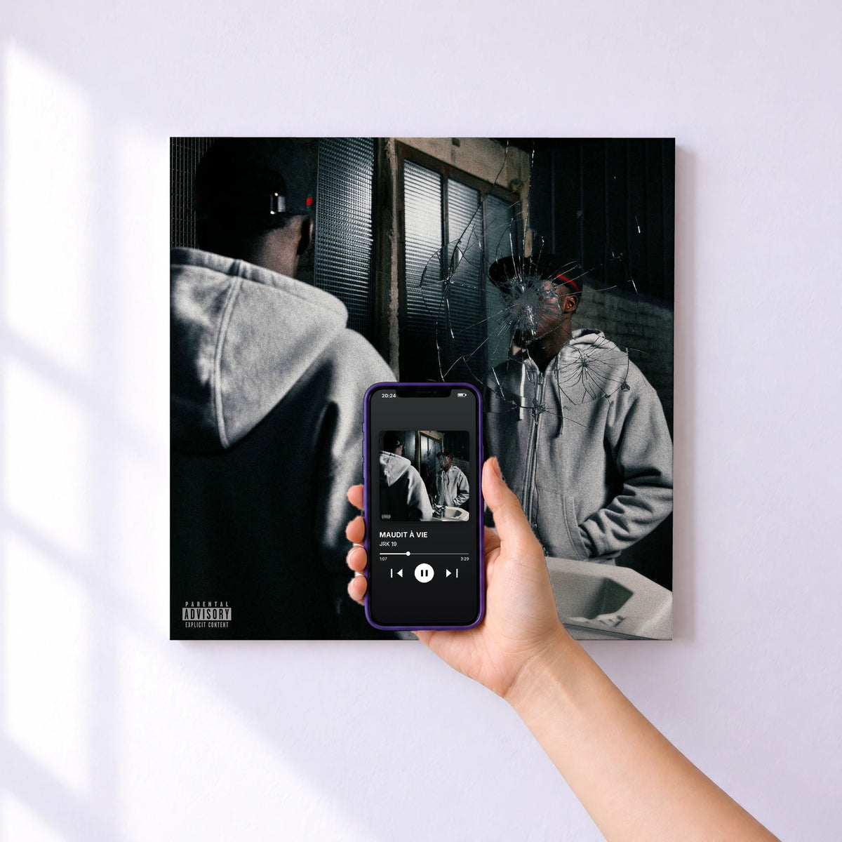 Affiche connectée MAUDIT À VIE de JRK 19 au mur : l'album se lance en approchant le téléphone