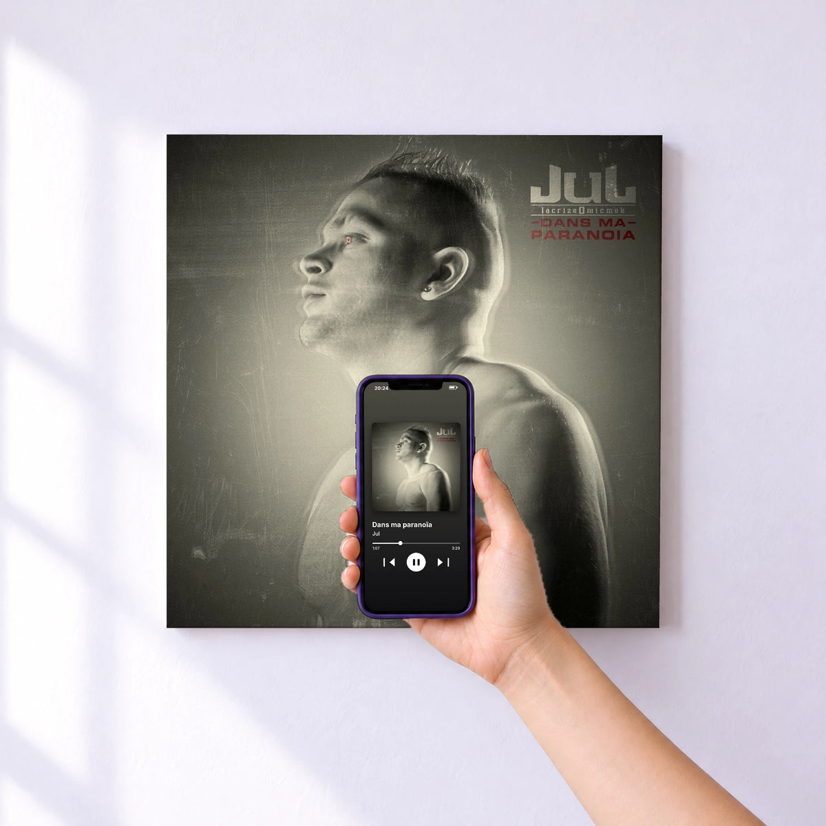 Affiche connectée Dans ma paranoïa de Jul au mur : l'album se lance en approchant le téléphone