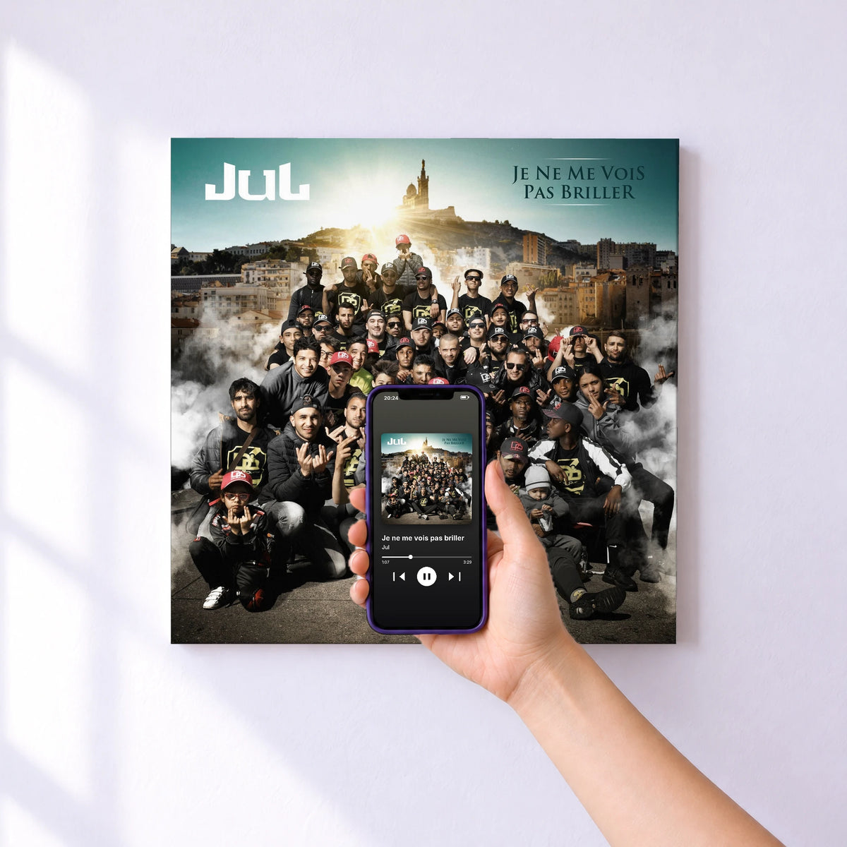 Affiche connectée Je ne me vois pas briller de Jul au mur : l'album se lance en approchant le téléphone