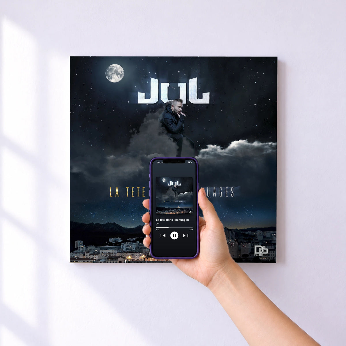 Affiche connectée La tête dans les nuages de Jul au mur : l'album se lance en approchant le téléphone