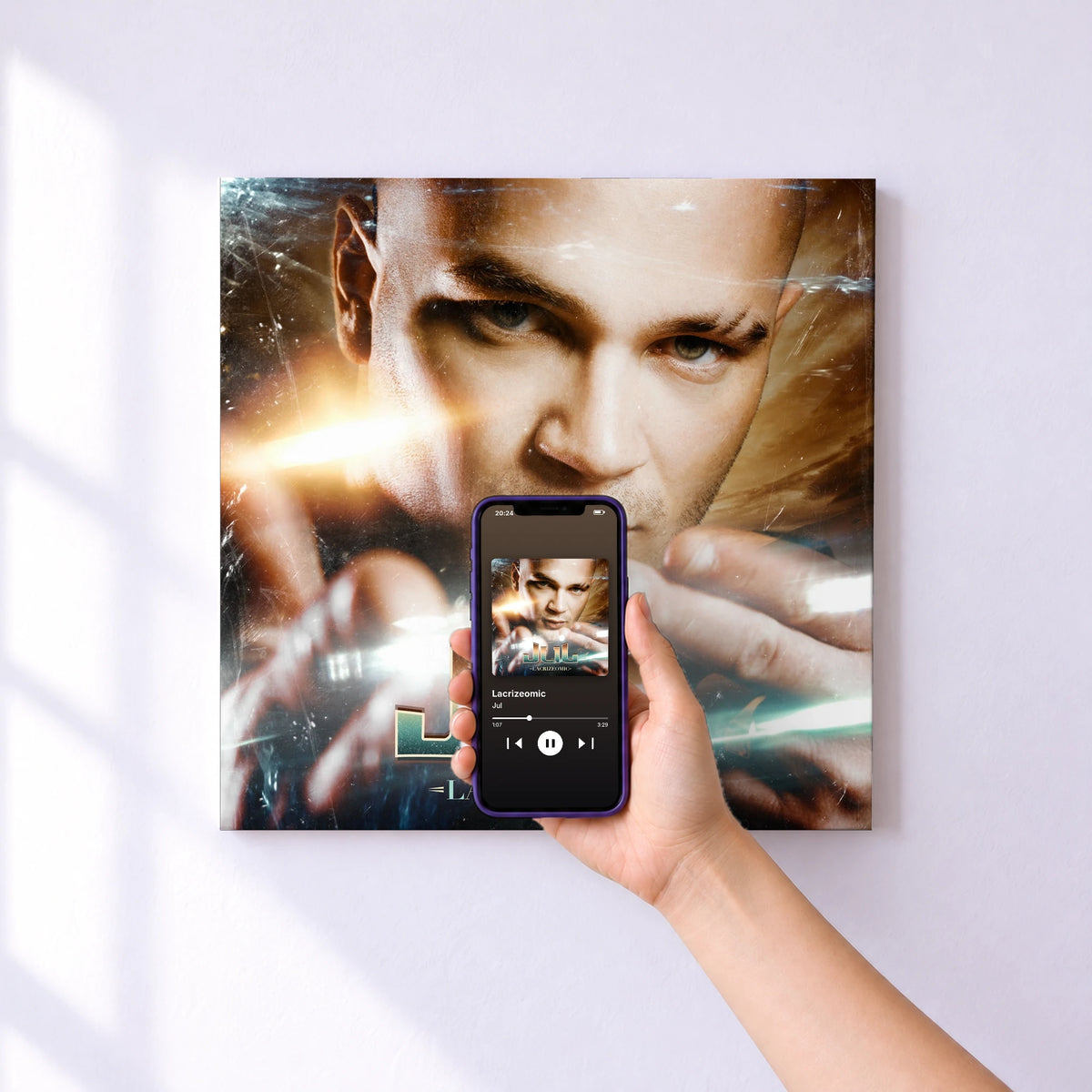 Affiche connectée Lacrizeomic de Jul au mur : l'album se lance en approchant le téléphone