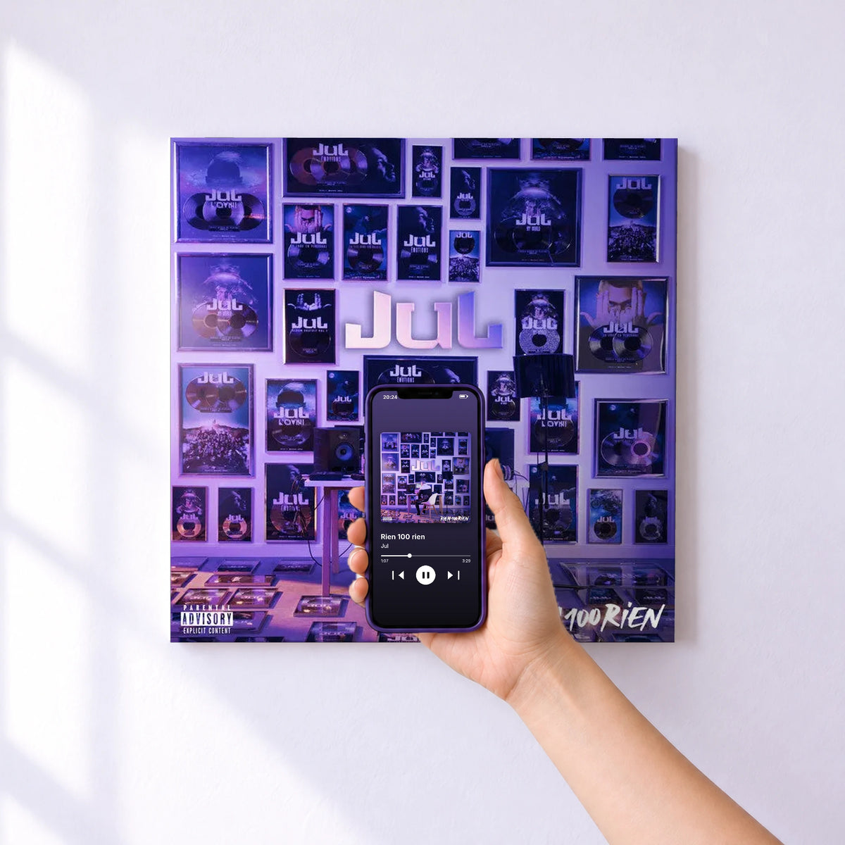 Affiche connectée Rien 100 rien de Jul au mur : l'album se lance en approchant le téléphone