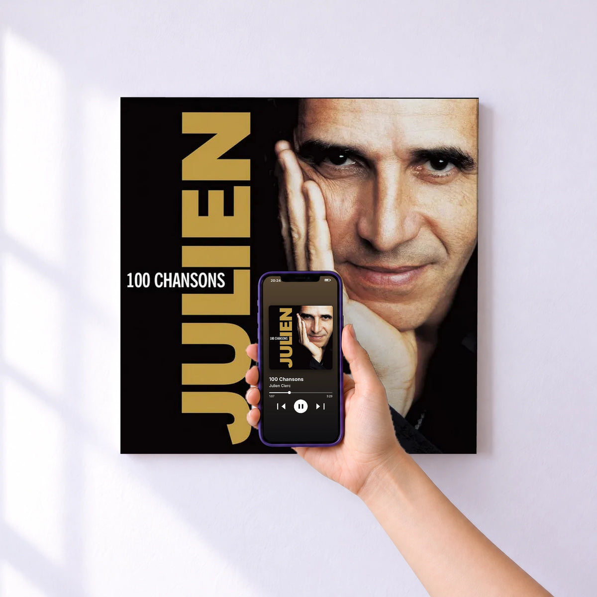Affiche connectée 100 Chansons de Julien Clerc au mur : l'album se lance en approchant le téléphone