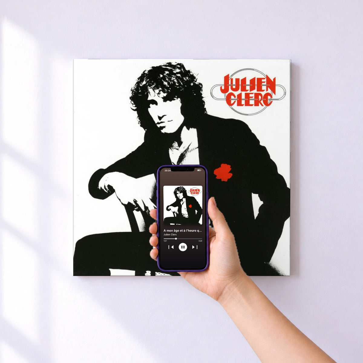 Affiche connectée A mon âge et à l'heure qu'il est de Julien Clerc au mur : l'album se lance en approchant le téléphone