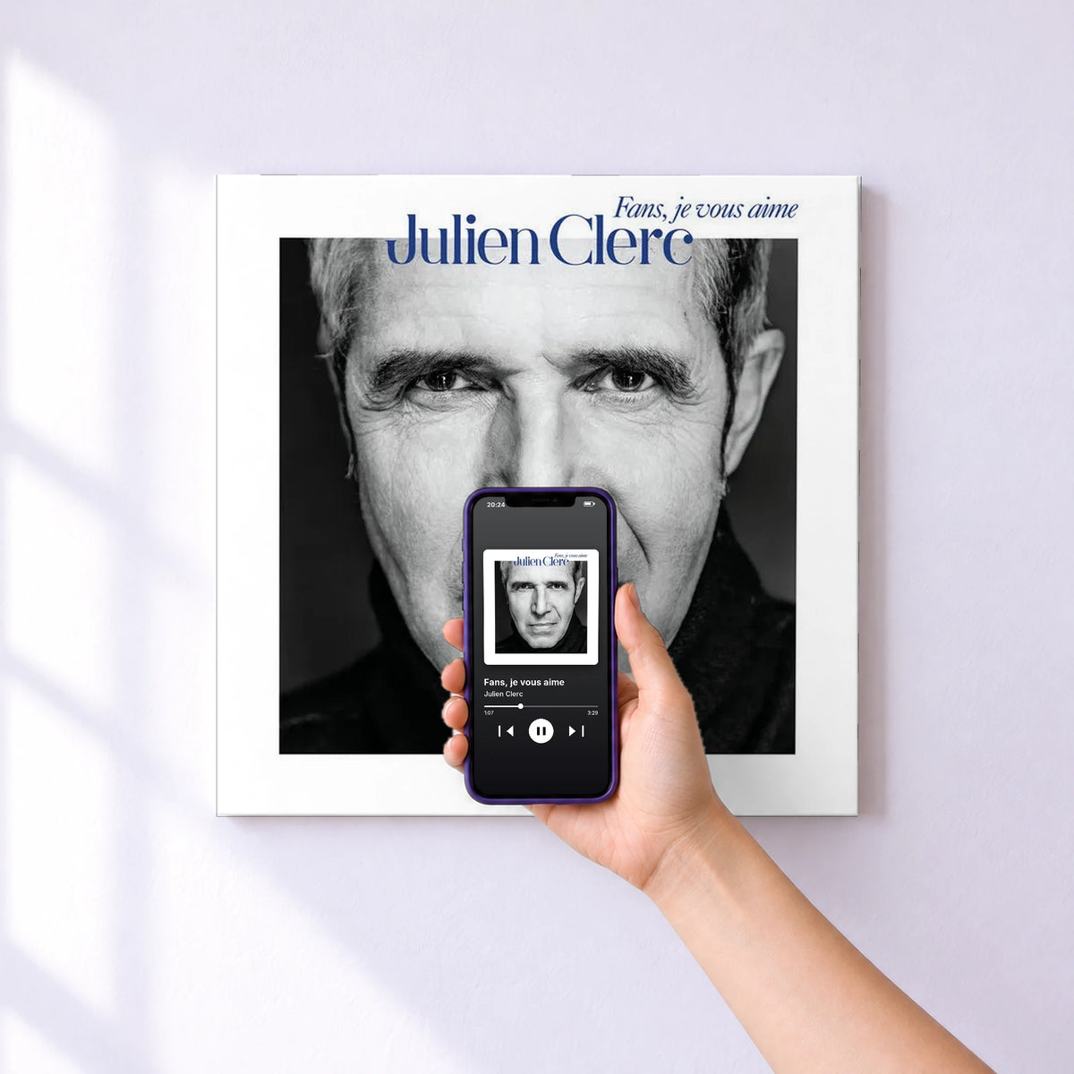Affiche connectée Fans, je vous aime de Julien Clerc au mur : l'album se lance en approchant le téléphone