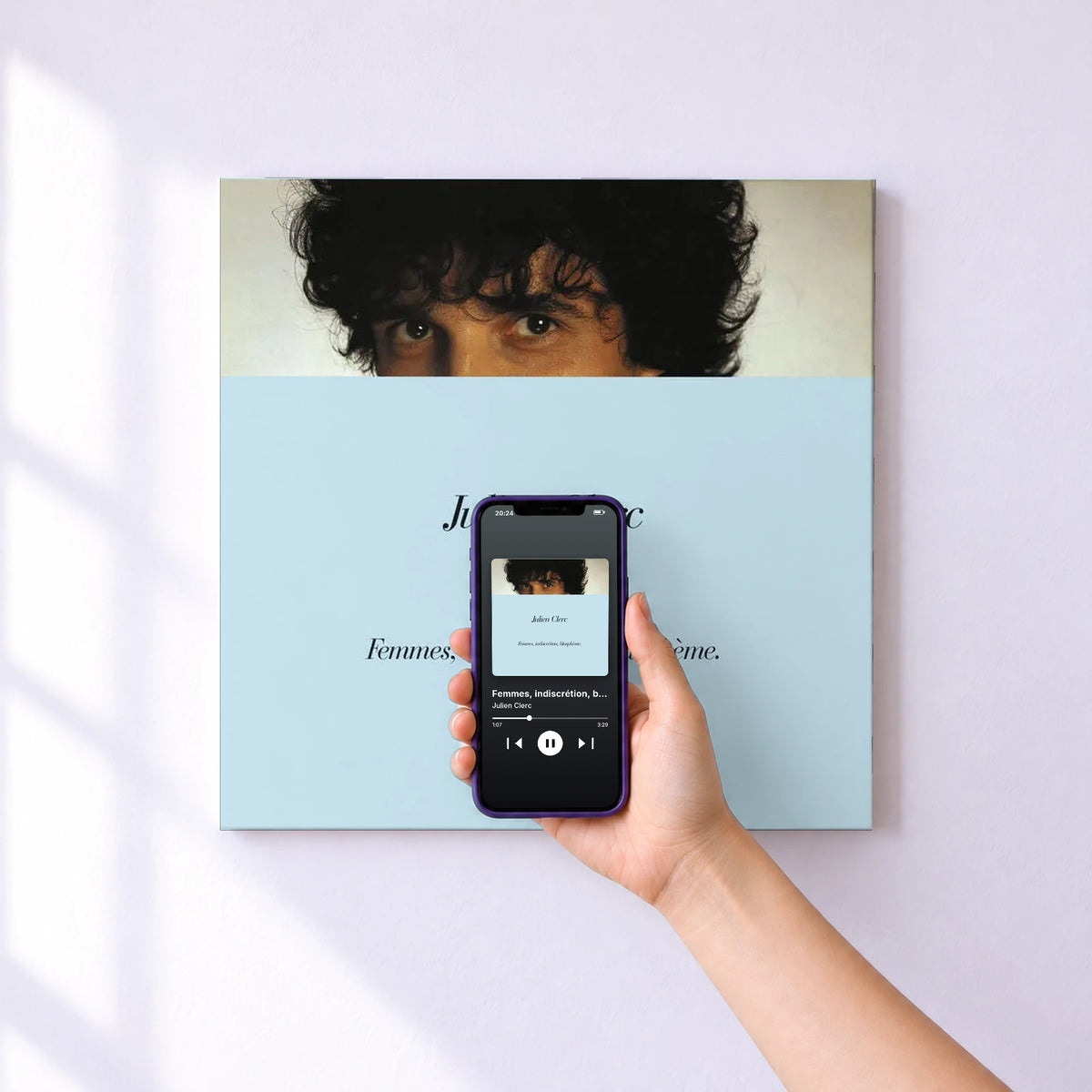 Affiche connectée Femmes, indiscrétion, blasphème de Julien Clerc au mur : l'album se lance en approchant le téléphone