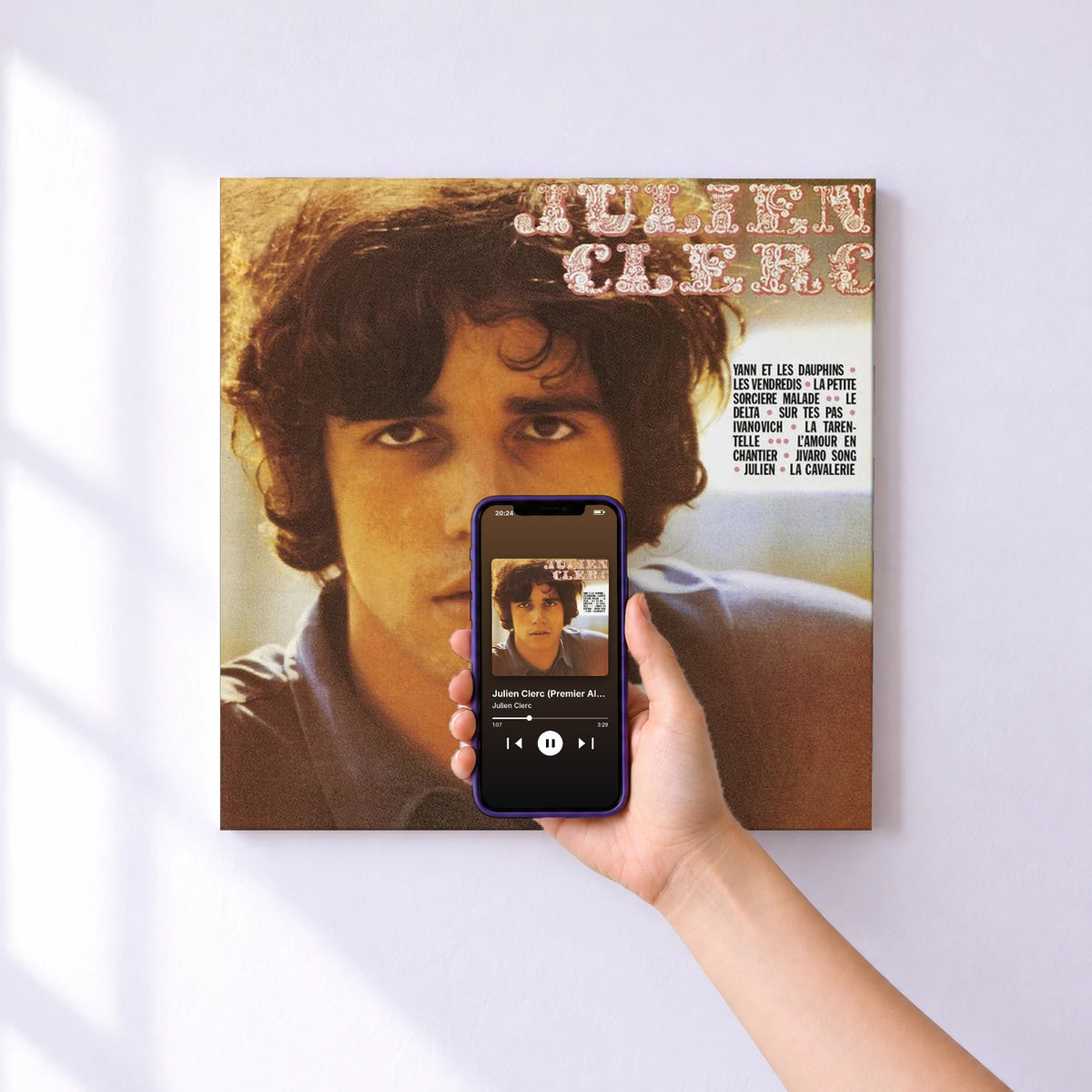 Affiche connectée Julien Clerc (Premier Album) de Julien Clerc au mur : l'album se lance en approchant le téléphone