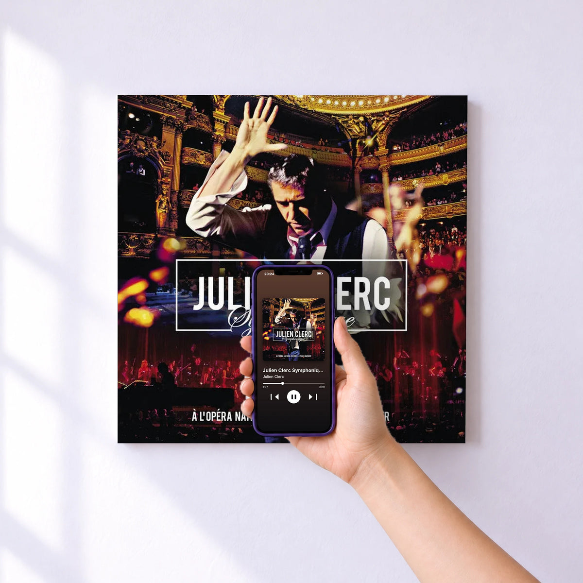 Affiche connectée Julien Clerc Symphonique (Live à l’Opéra National de Paris, Palais Garnier, 2012) de Julien Clerc au mur : l'album se lance en approchant le téléphone