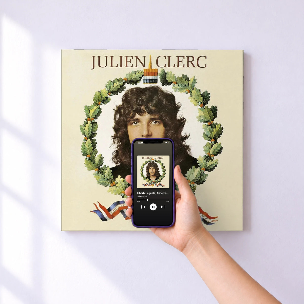 Affiche connectée Liberté, égalité, fraternité… ou la mort de Julien Clerc au mur : l'album se lance en approchant le téléphone