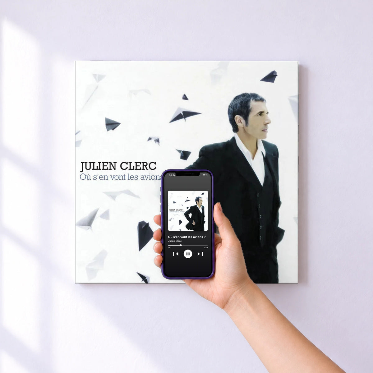 Affiche connectée Où s’en vont les avions ? de Julien Clerc au mur : l'album se lance en approchant le téléphone