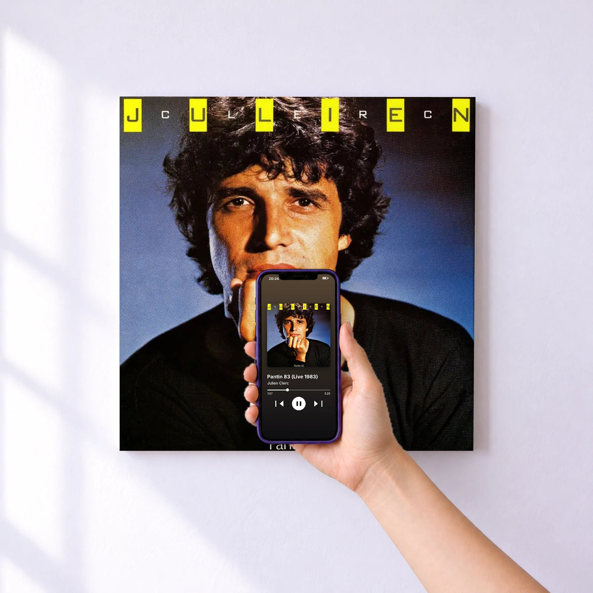 Affiche connectée Pantin 83 (Live 1983) de Julien Clerc au mur : l'album se lance en approchant le téléphone
