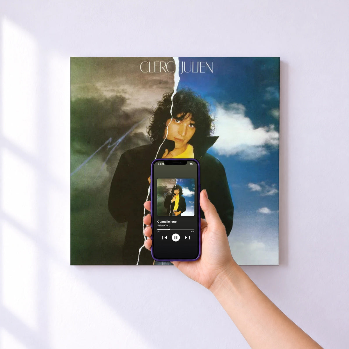 Affiche connectée Quand je joue de Julien Clerc au mur : l'album se lance en approchant le téléphone