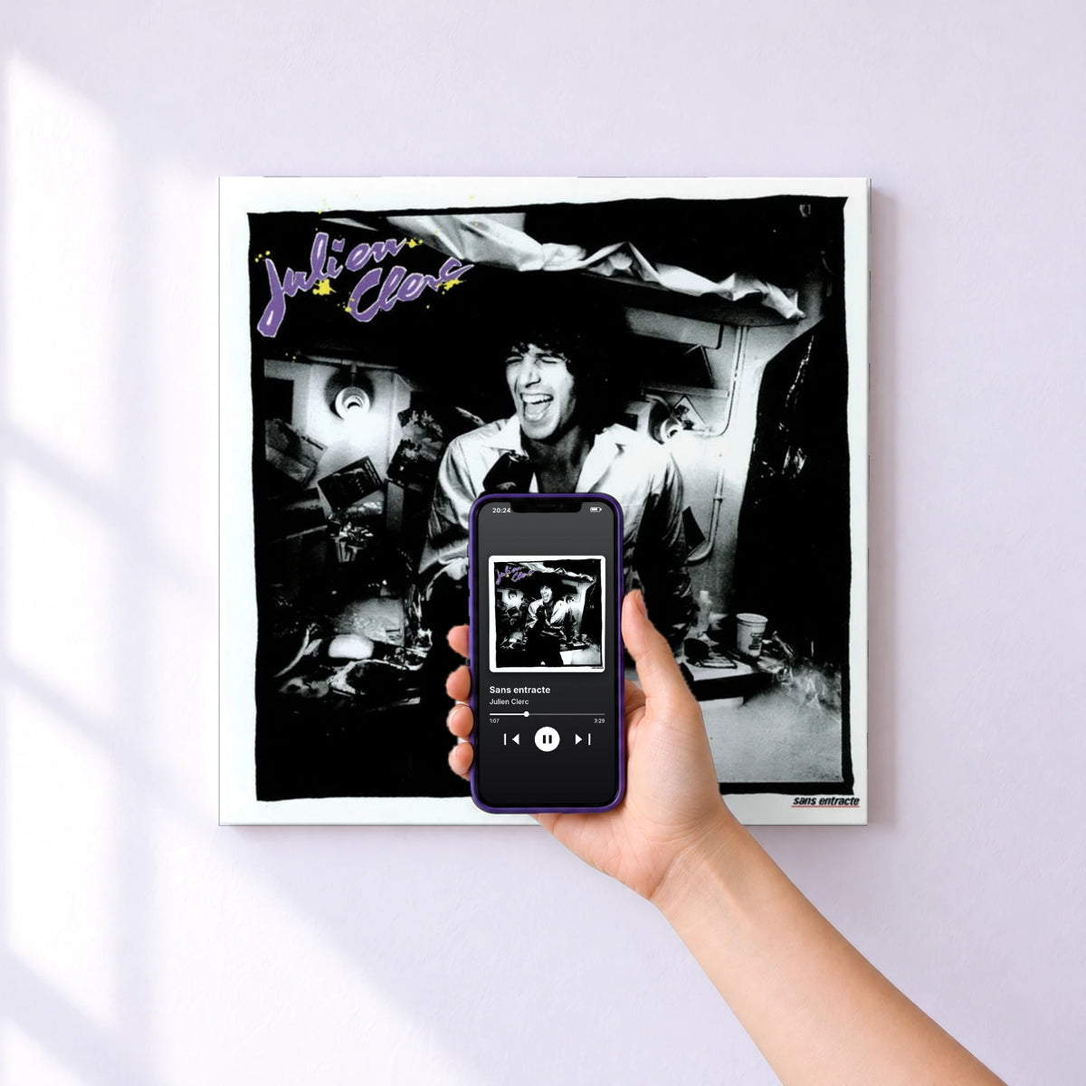 Affiche connectée Sans entracte de Julien Clerc au mur : l'album se lance en approchant le téléphone