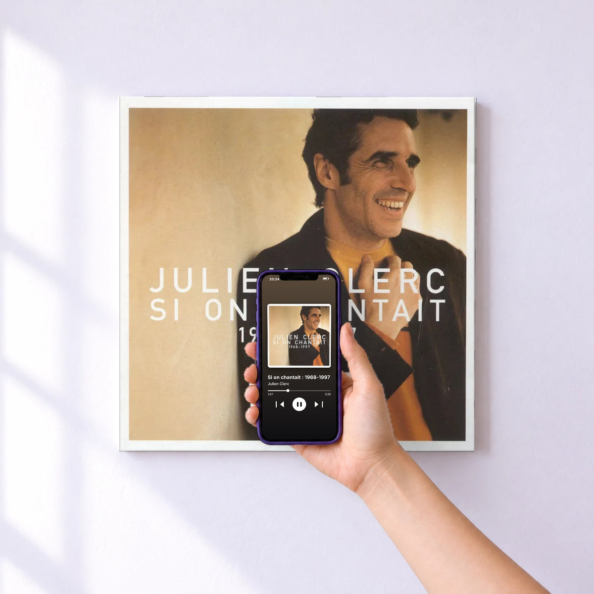 Affiche connectée Si on chantait : 1968-1997 de Julien Clerc au mur : l'album se lance en approchant le téléphone