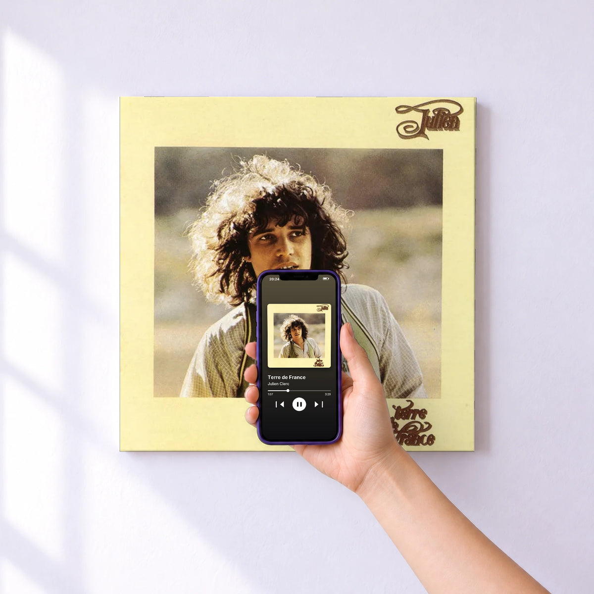 Affiche connectée Terre de France de Julien Clerc au mur : l'album se lance en approchant le téléphone