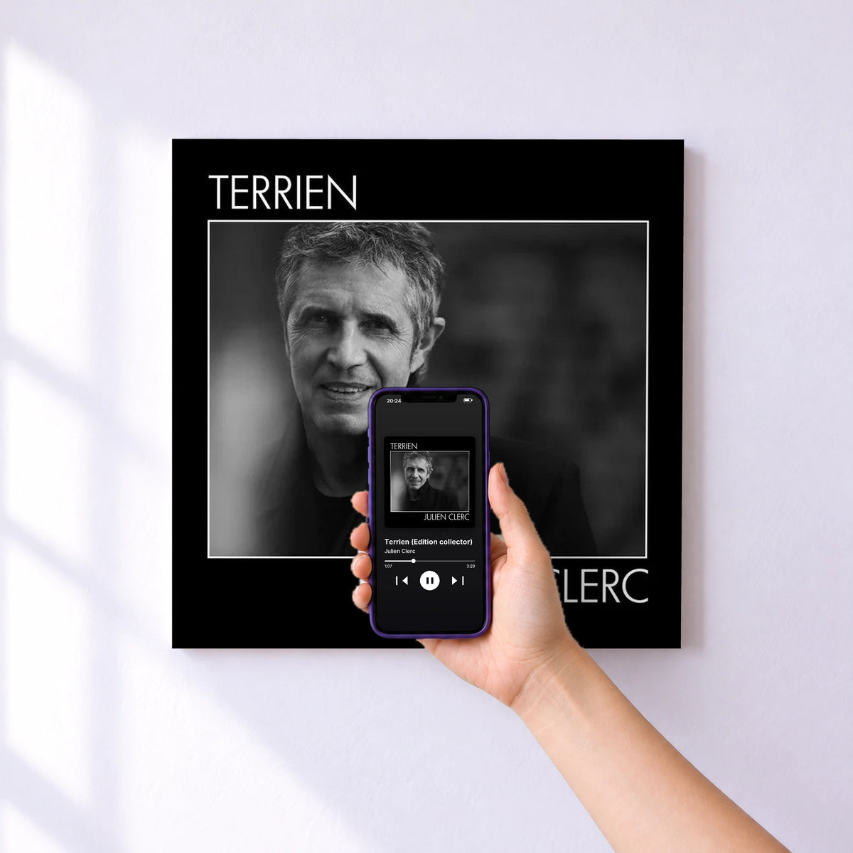 Affiche connectée Terrien (Edition collector) de Julien Clerc au mur : l'album se lance en approchant le téléphone
