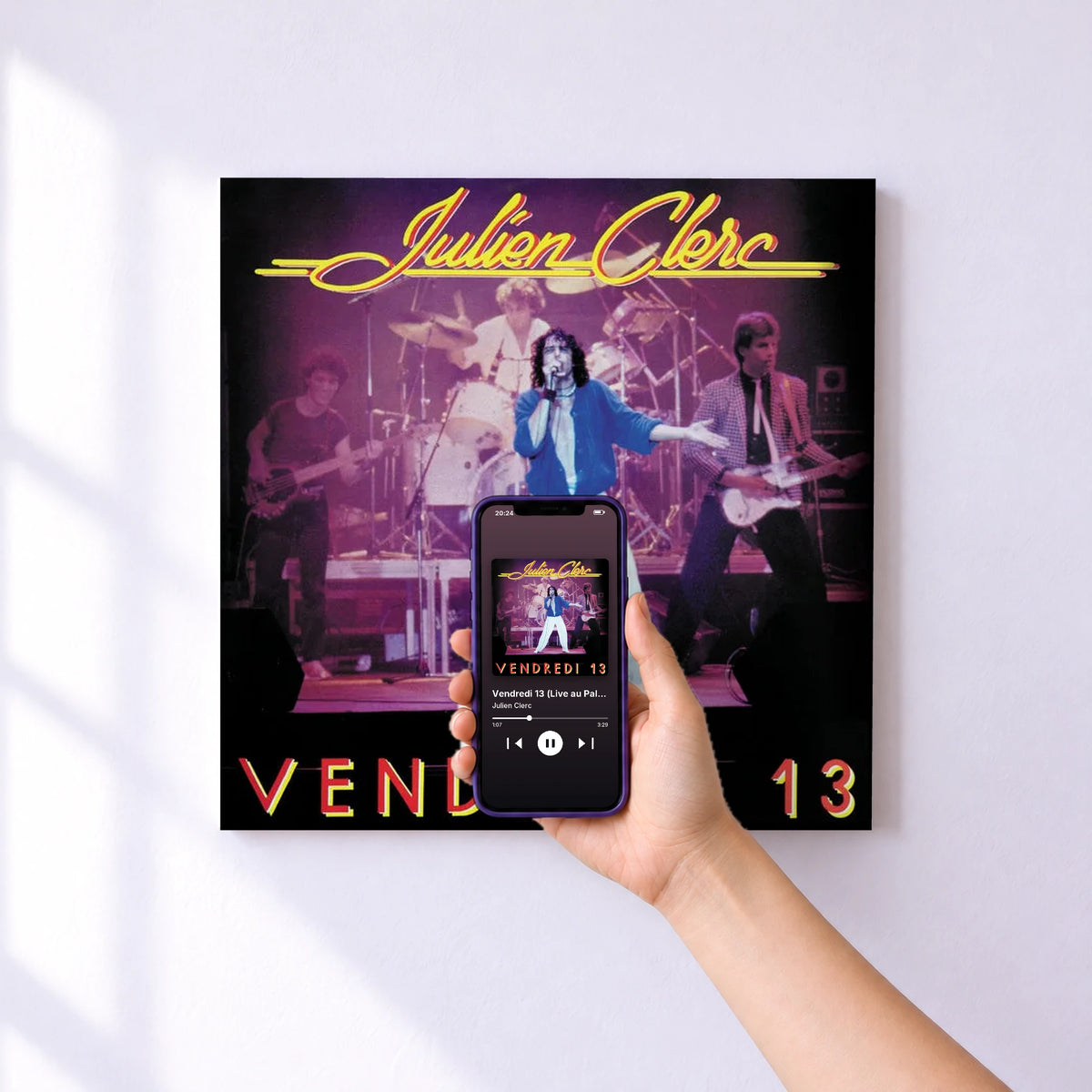 Affiche connectée Vendredi 13 (Live au Palais des Sports, Lyon, 1981) de Julien Clerc au mur : l'album se lance en approchant le téléphone