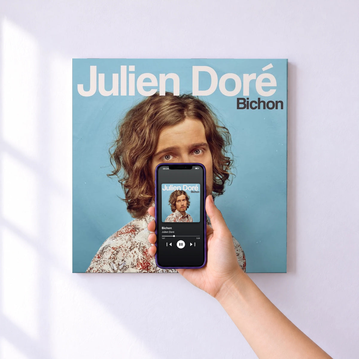 Affiche connectée Bichon de Julien Doré au mur : l'album se lance en approchant le téléphone