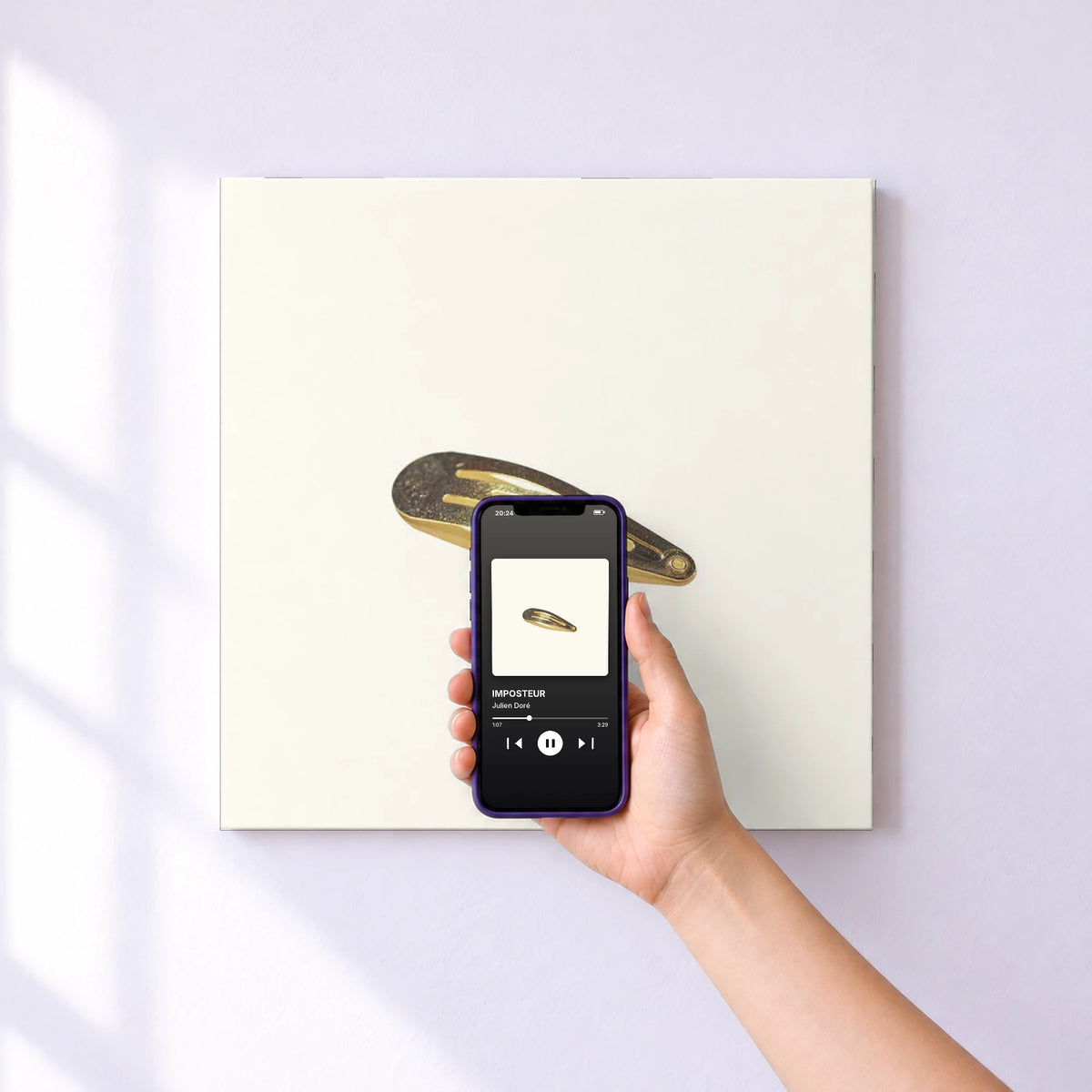 Affiche connectée IMPOSTEUR de Julien Doré au mur : l'album se lance en approchant le téléphone