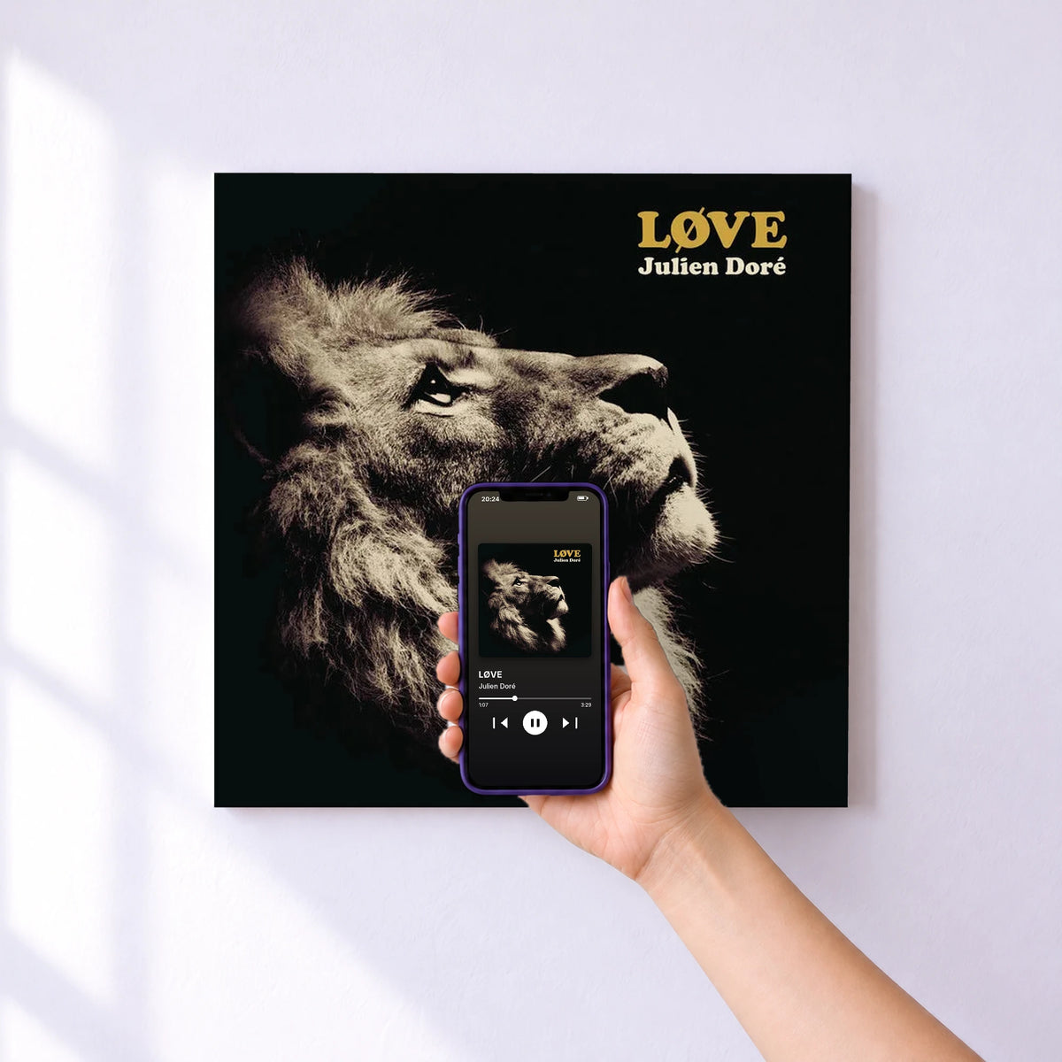 Affiche connectée LØVE de Julien Doré au mur : l'album se lance en approchant le téléphone