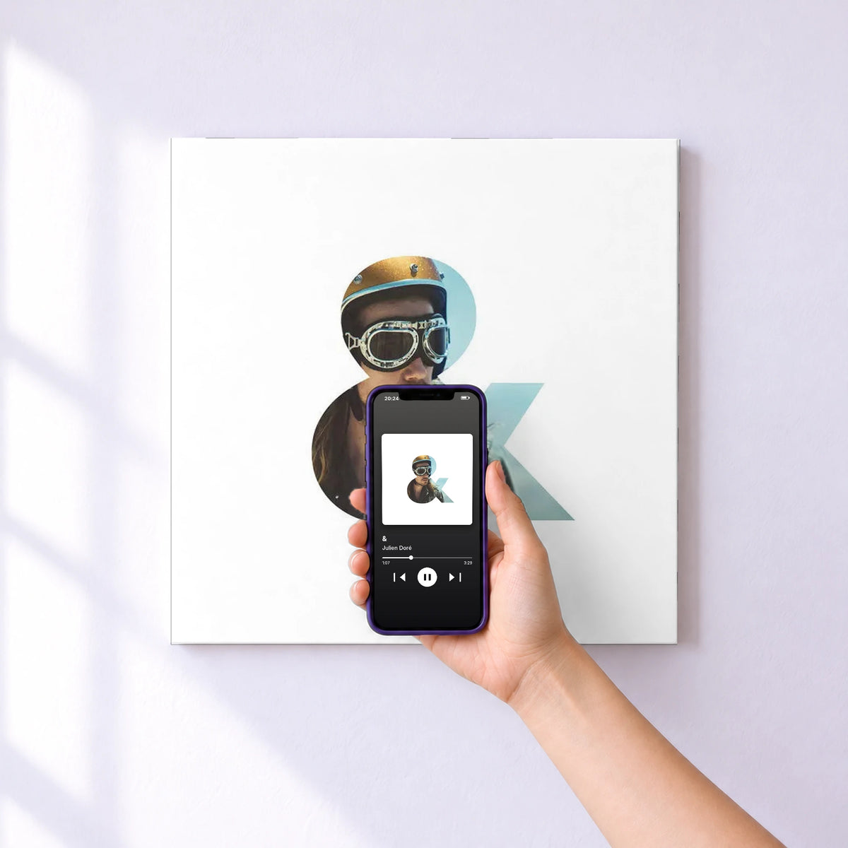 Affiche connectée & de Julien Doré au mur : l'album se lance en approchant le téléphone