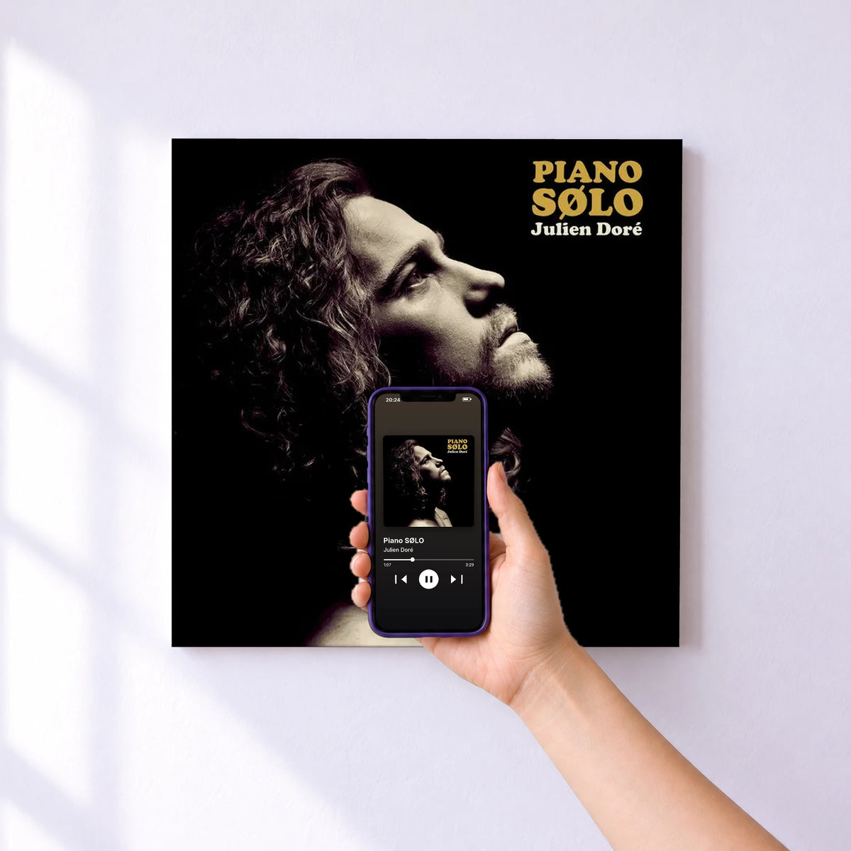Affiche connectée Piano SØLO de Julien Doré au mur : l'album se lance en approchant le téléphone