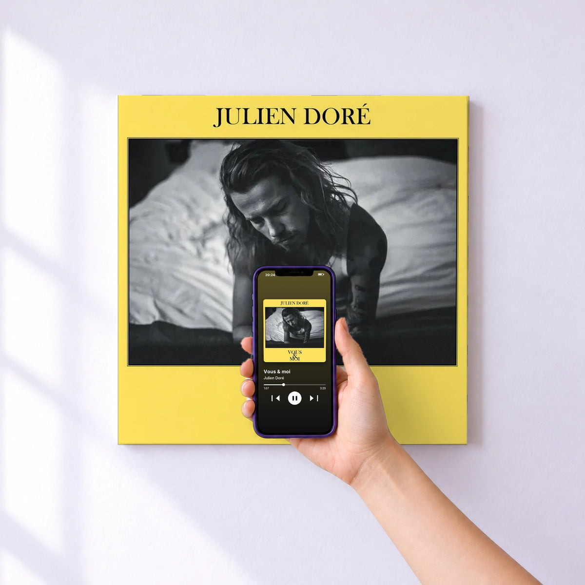 Affiche connectée Vous & moi de Julien Doré au mur : l'album se lance en approchant le téléphone