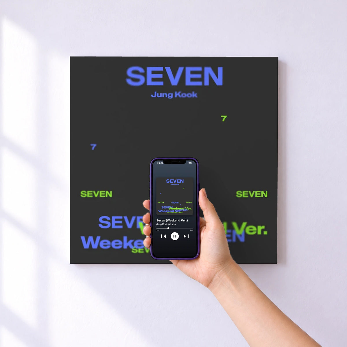Affiche connectée Seven (Weekend Ver.) de Jung Kook & Latto au mur : l'album se lance en approchant le téléphone