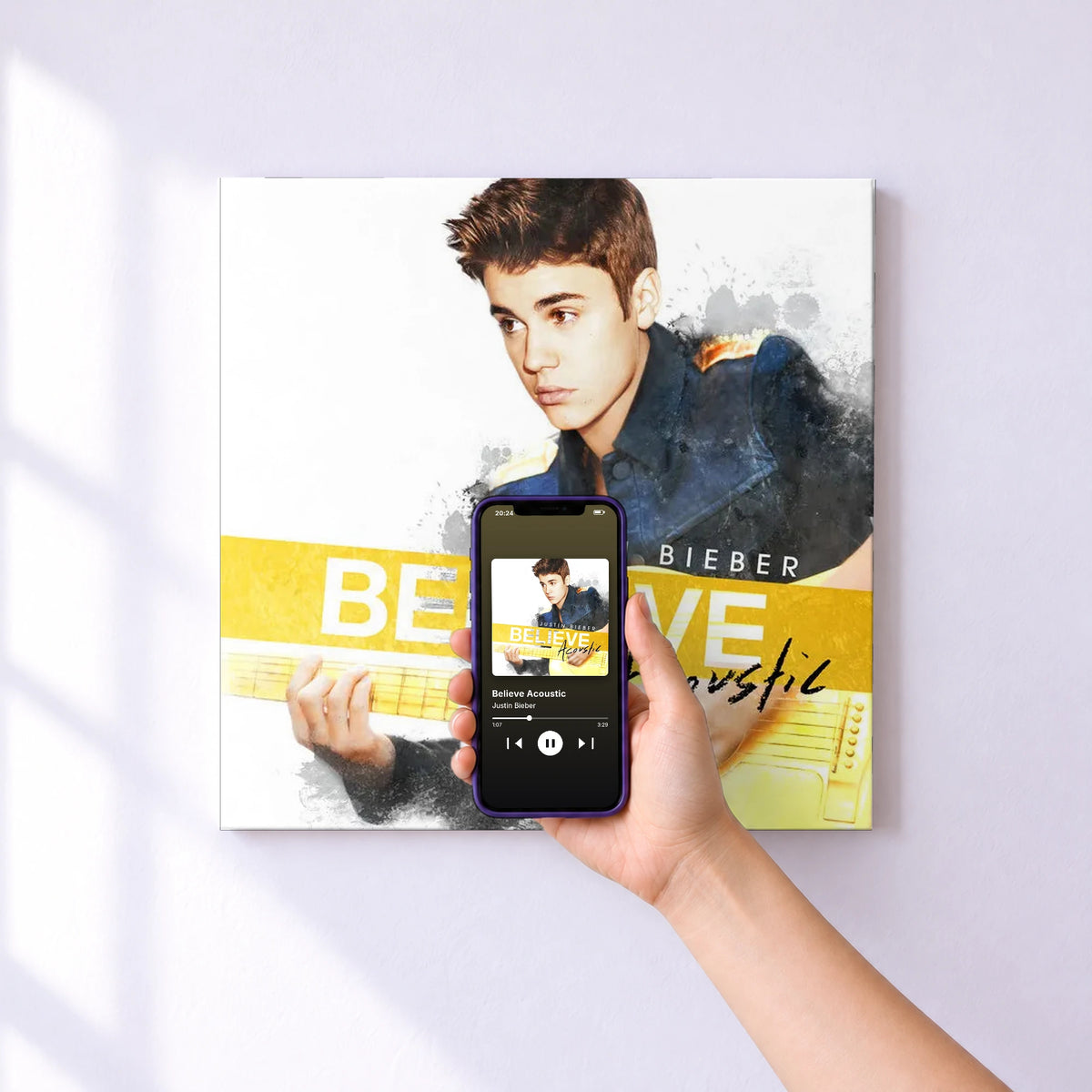 Affiche connectée Believe Acoustic de Justin Bieber au mur : l'album se lance en approchant le téléphone