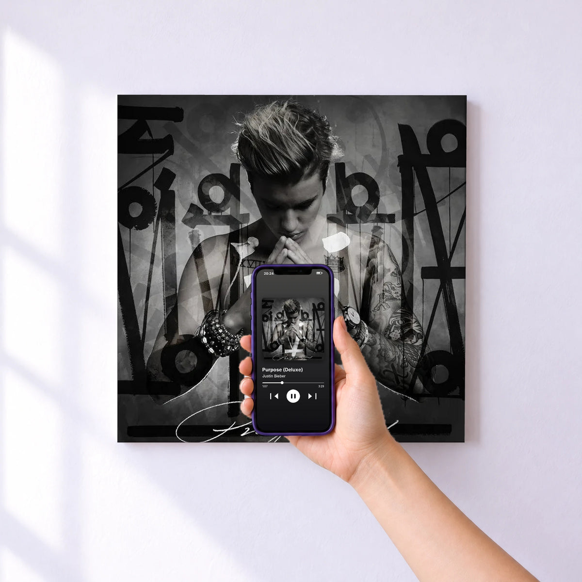 Affiche connectée Purpose (Deluxe) de Justin Bieber au mur : l'album se lance en approchant le téléphone