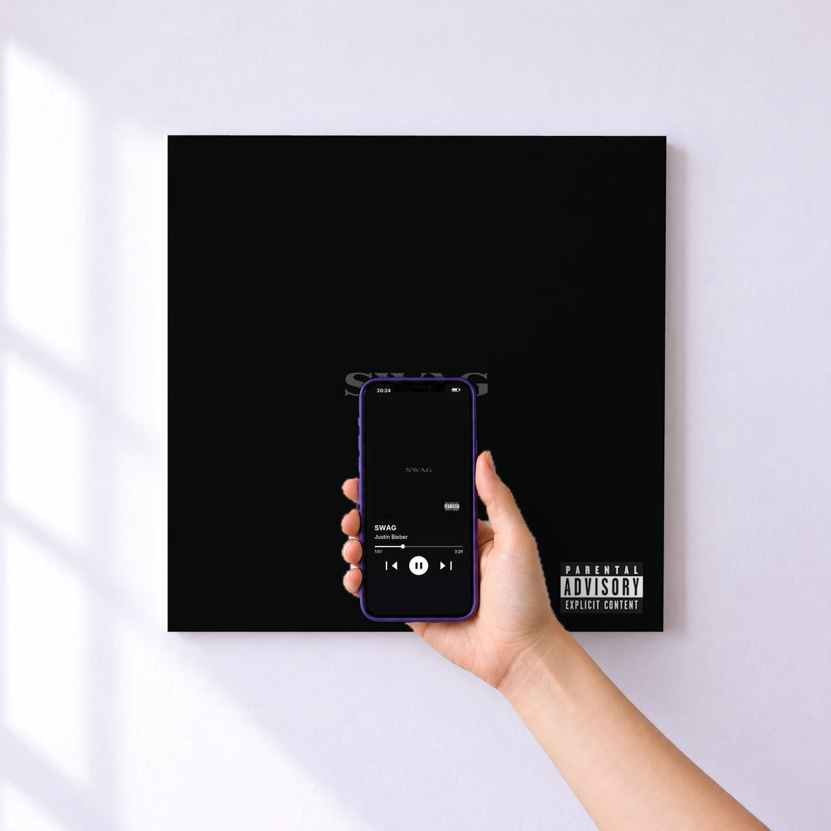 Affiche connectée SWAG de Justin Bieber au mur : l'album se lance en approchant le téléphone
