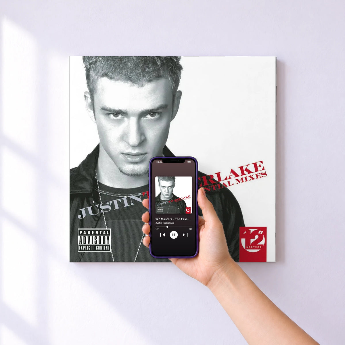 Affiche connectée 12" Masters - The Essential Mixes de Justin Timberlake au mur : l'album se lance en approchant le téléphone