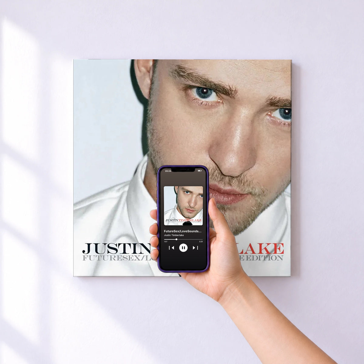 Affiche connectée FutureSex/LoveSounds Deluxe Edition de Justin Timberlake au mur : l'album se lance en approchant le téléphone
