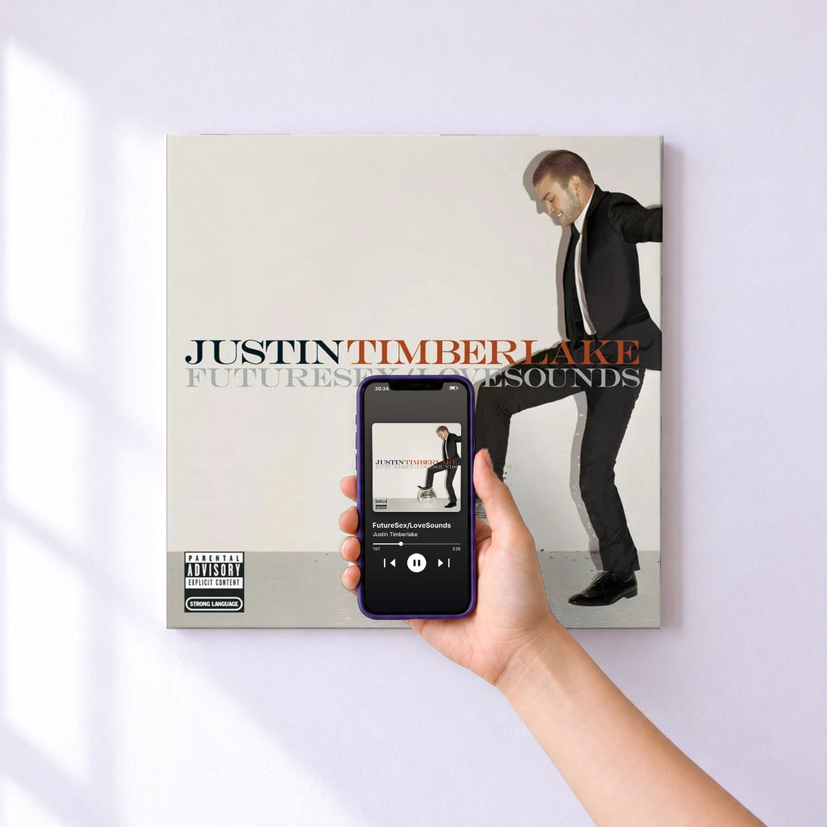 Affiche connectée FutureSex/LoveSounds de Justin Timberlake au mur : l'album se lance en approchant le téléphone