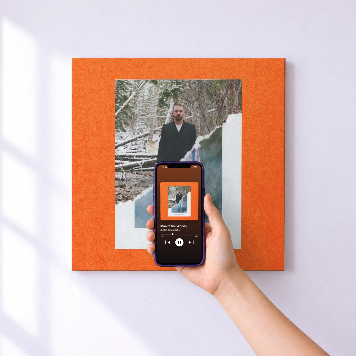 Affiche connectée Man of the Woods de Justin Timberlake au mur : l'album se lance en approchant le téléphone