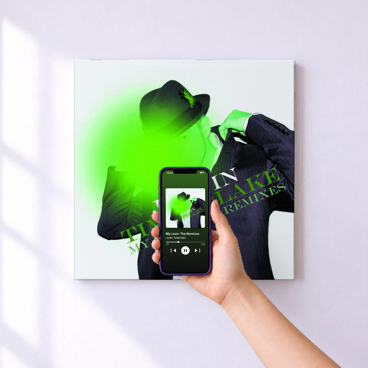Affiche connectée My Love: The Remixes de Justin Timberlake au mur : l'album se lance en approchant le téléphone
