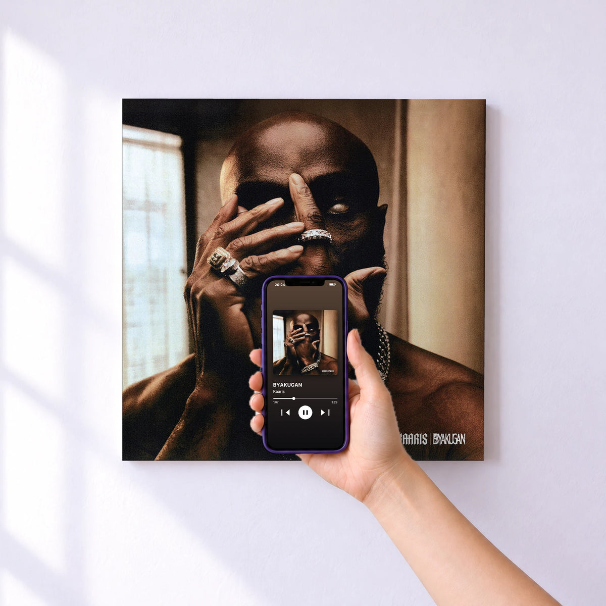 Affiche connectée BYAKUGAN de Kaaris au mur : l'album se lance en approchant le téléphone