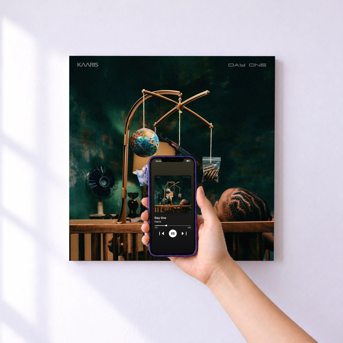 Affiche connectée Day One de Kaaris au mur : l'album se lance en approchant le téléphone