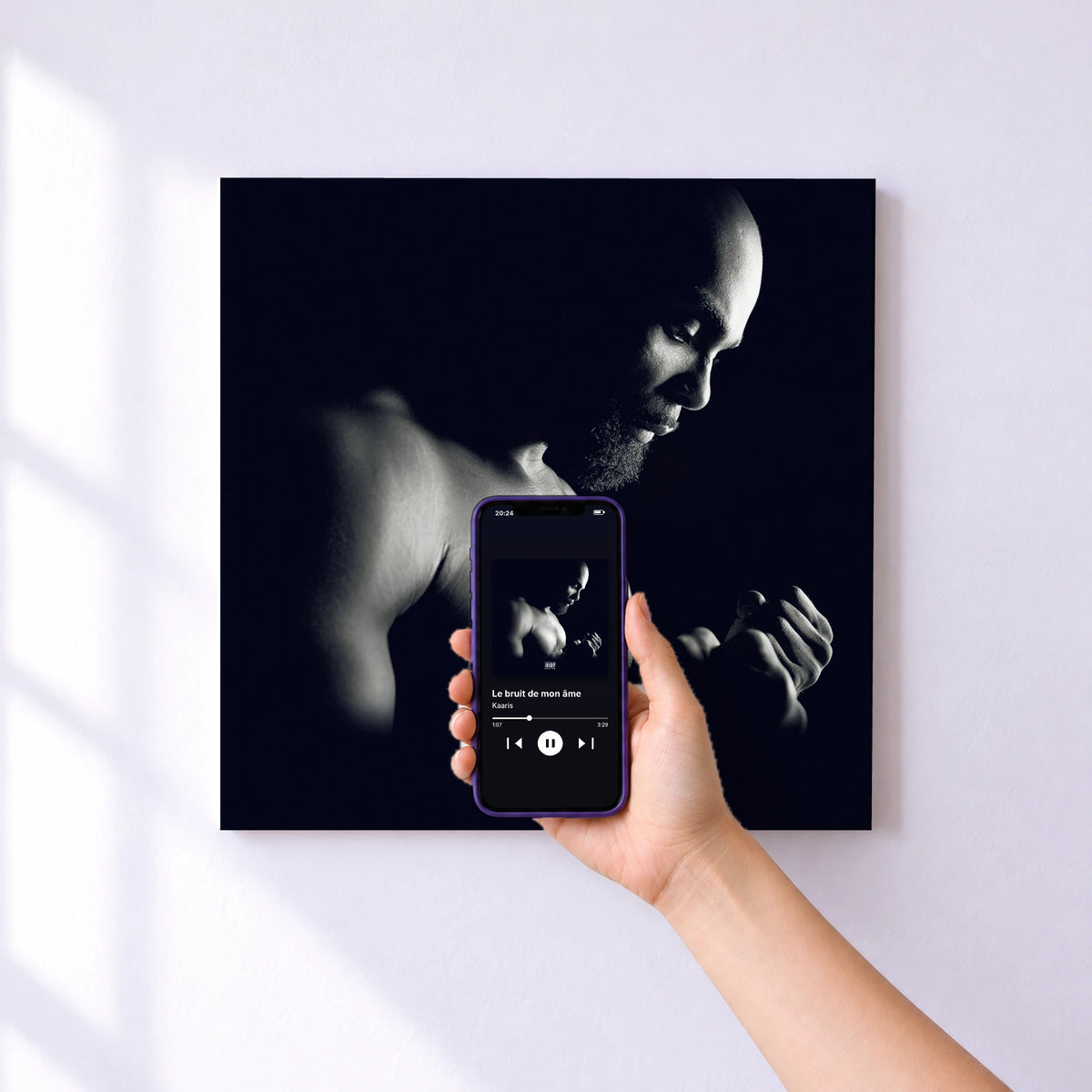 Affiche connectée Le bruit de mon âme de Kaaris au mur : l'album se lance en approchant le téléphone