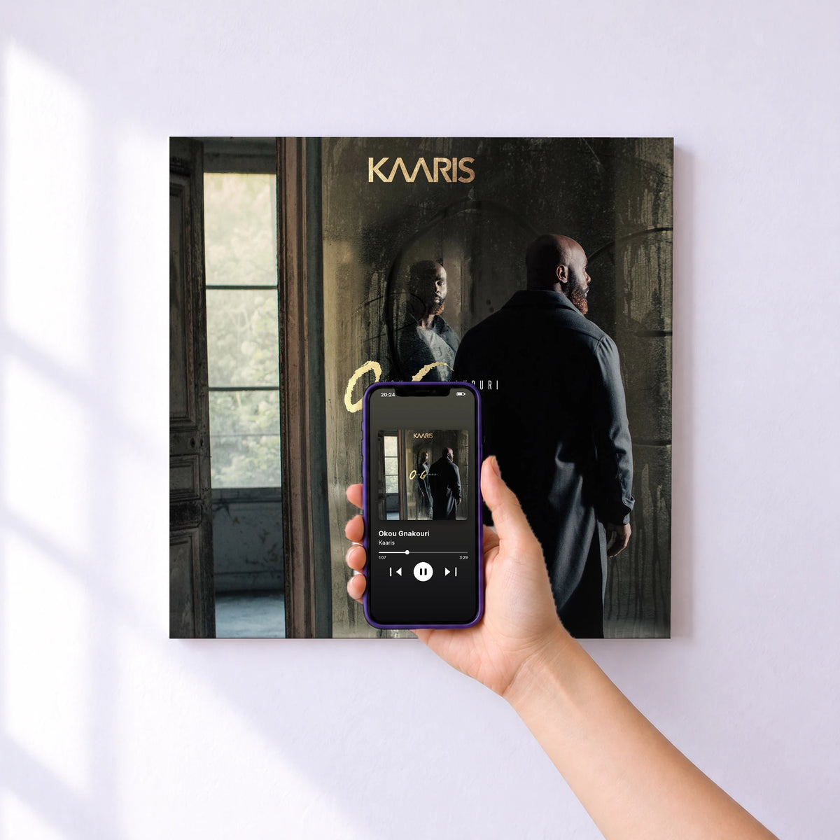 Affiche connectée Okou Gnakouri de Kaaris au mur : l'album se lance en approchant le téléphone