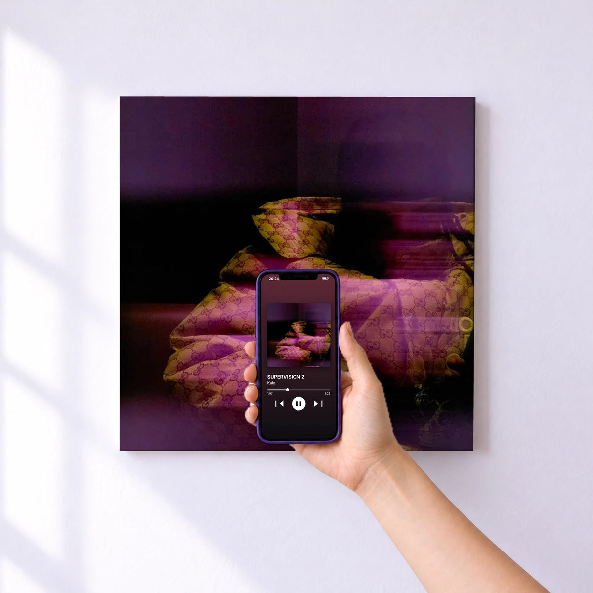 Affiche connectée SUPERVISION 2 de Kaix au mur : l'album se lance en approchant le téléphone