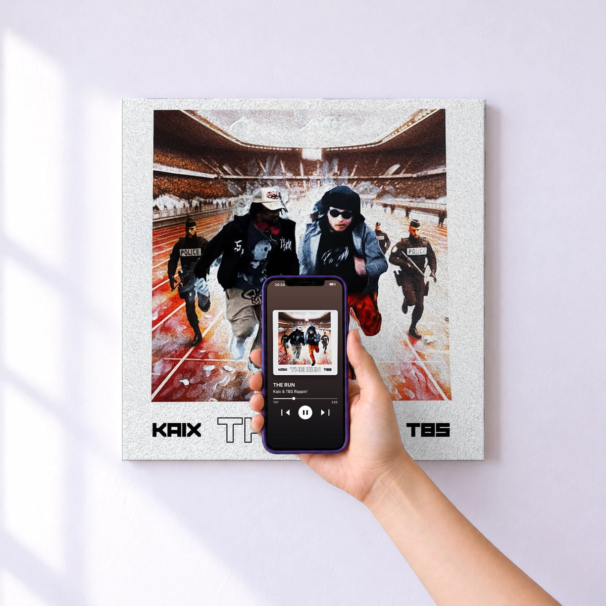 Affiche connectée THE RUN de Kaix & TBS Rappin' au mur : l'album se lance en approchant le téléphone