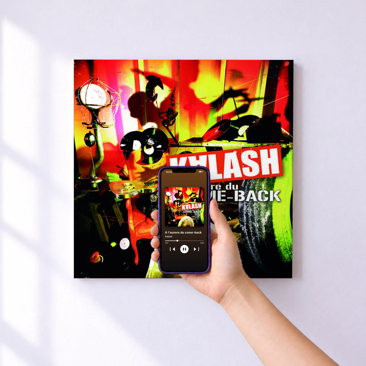 Affiche connectée A l'aurore du come-back de Kalash au mur : l'album se lance en approchant le téléphone