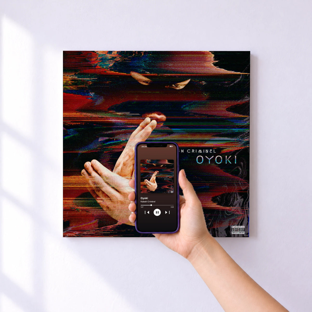 Affiche connectée Oyoki de Kalash Criminel au mur : l'album se lance en approchant le téléphone