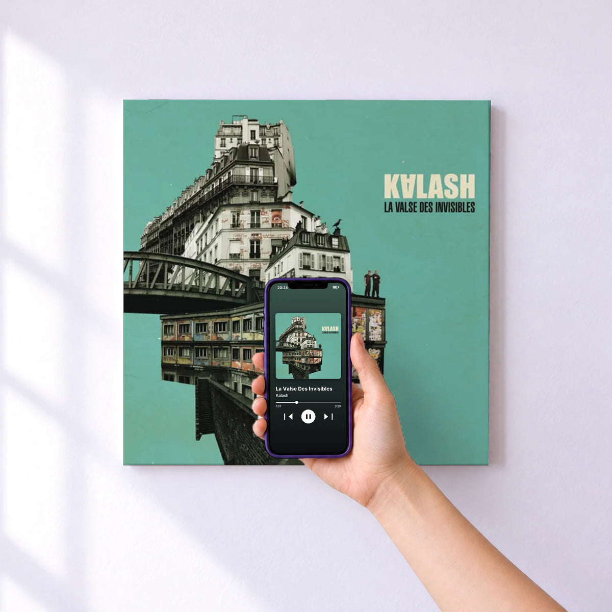 Affiche connectée La Valse Des Invisibles de Kalash au mur : l'album se lance en approchant le téléphone