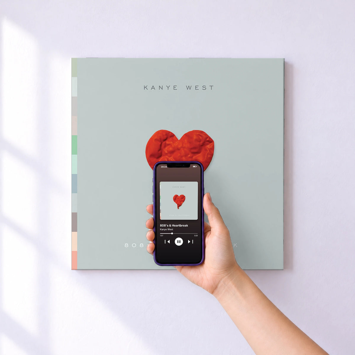 Affiche connectée 808's & Heartbreak de Kanye West au mur : l'album se lance en approchant le téléphone