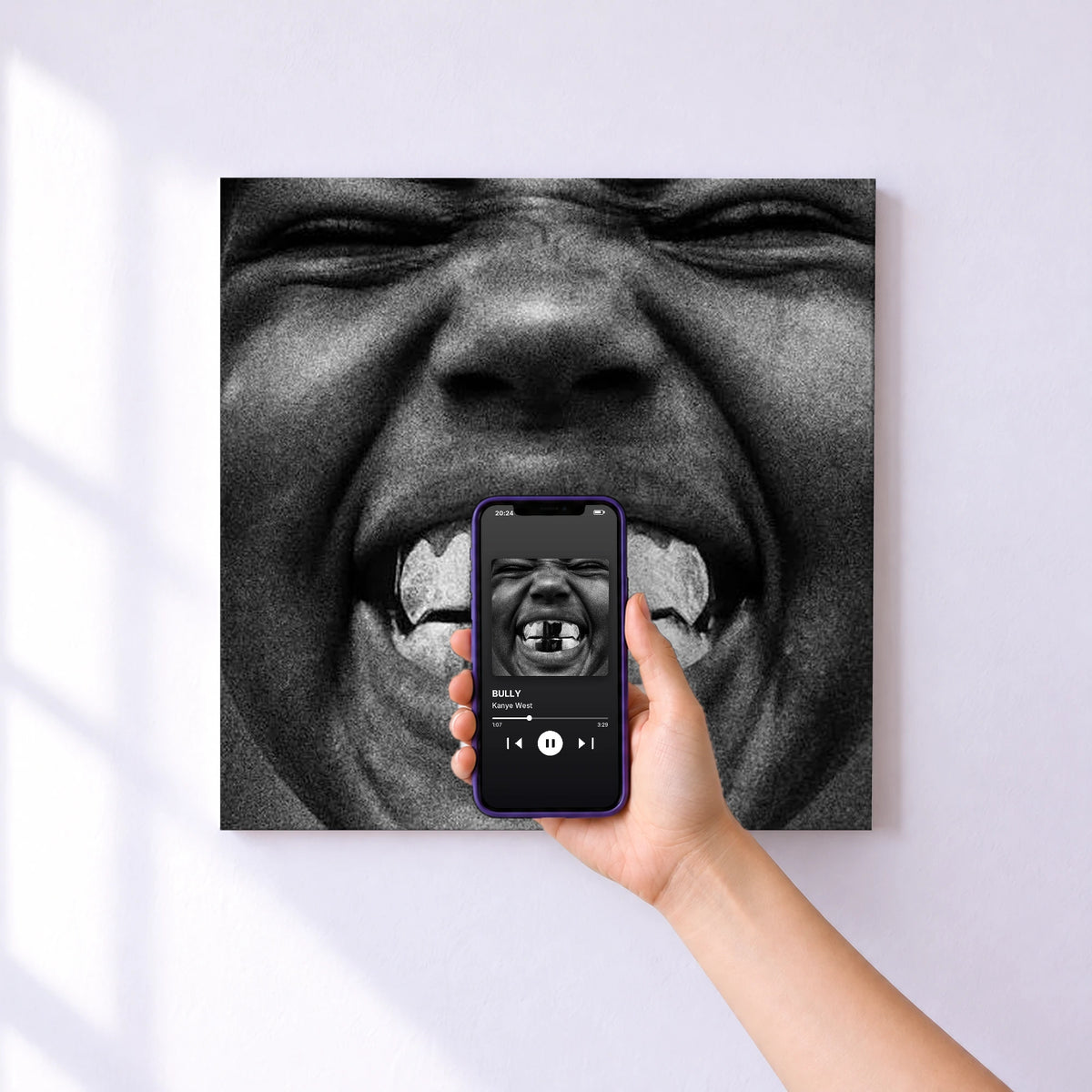 Affiche connectée BULLY de Kanye West au mur : l'album se lance en approchant le téléphone