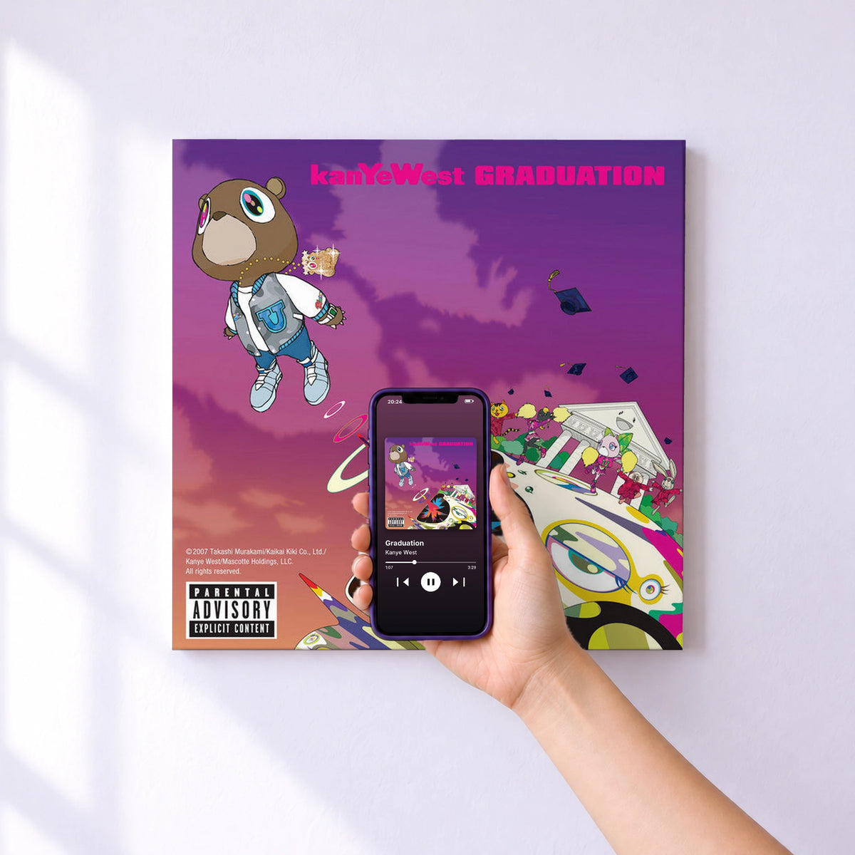 Affiche connectée Graduation de Kanye West au mur : l'album se lance en approchant le téléphone